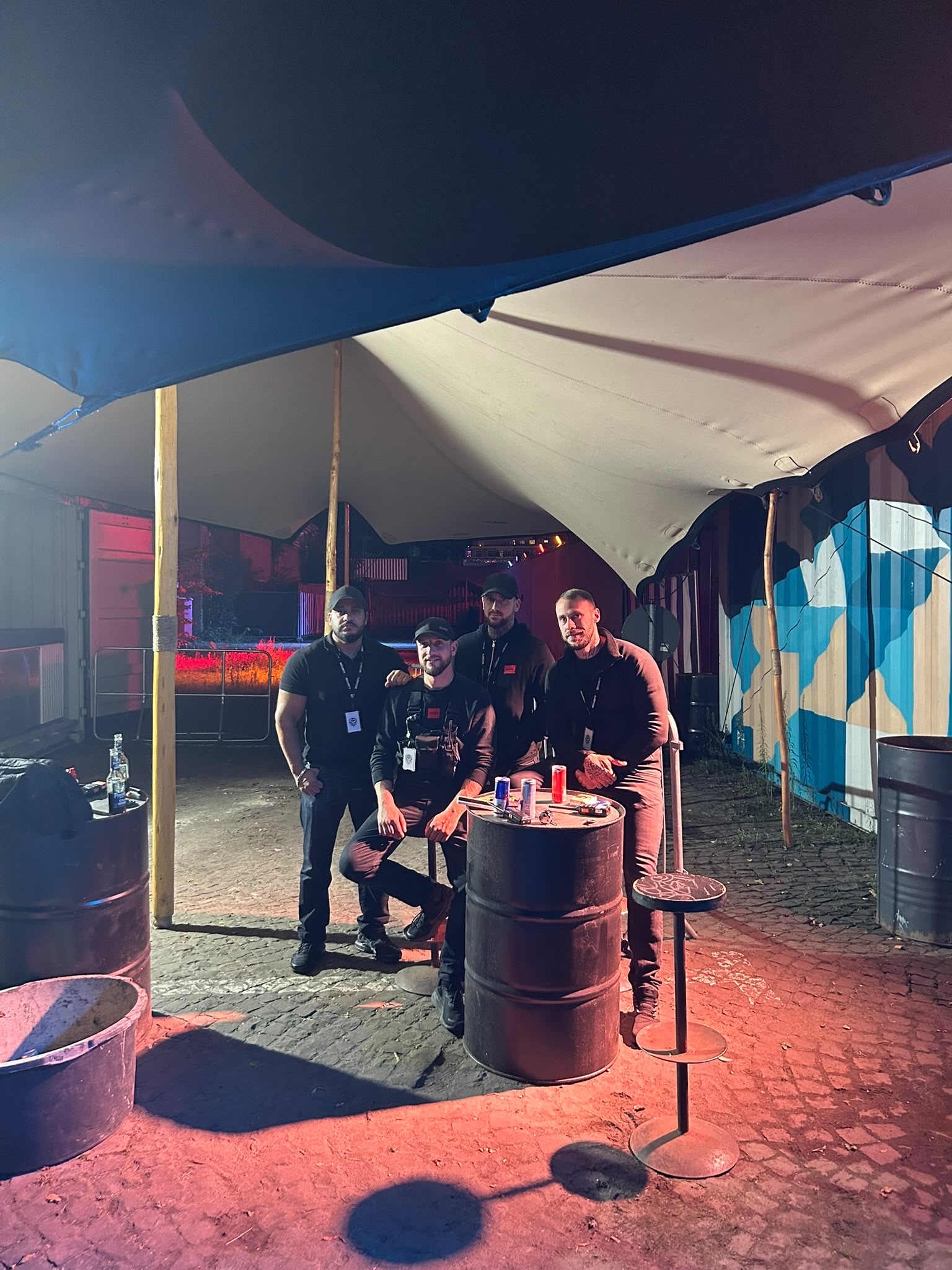 S&S Team bei einer Veranstaltung im Zelt